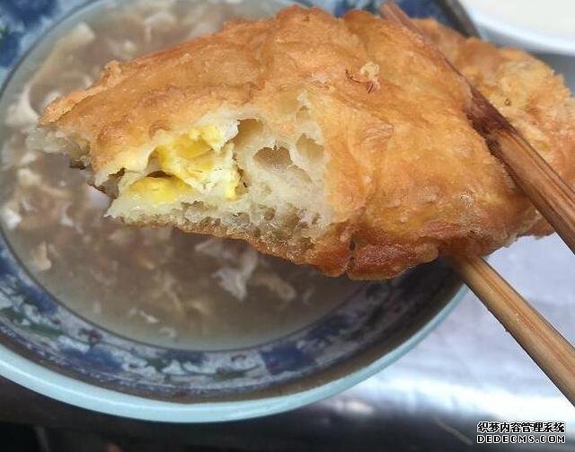 老大爷炸土豪油条三十多年,用料很丰富,食客:一根够了谢谢妈妈