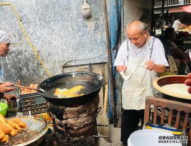 老大爷炸土豪油条三十多年,用料很丰富,食客:一根够了谢谢妈妈
