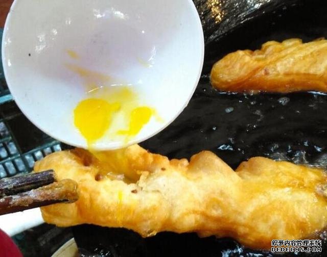 老大爷炸土豪油条三十多年,用料很丰富,食客:一根够了谢谢妈妈