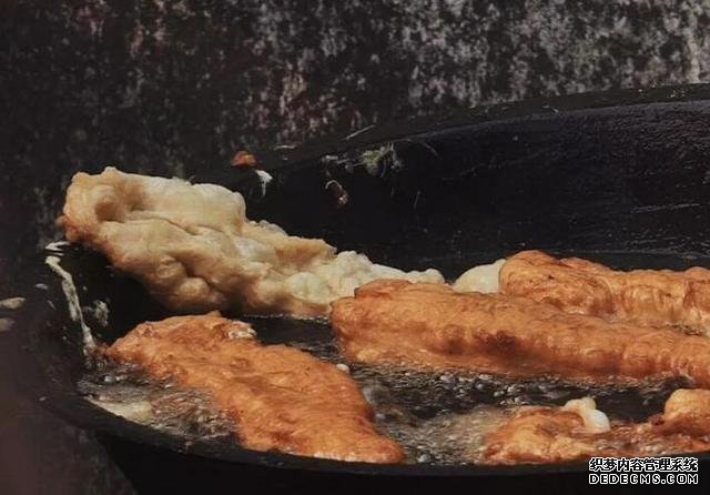 老大爷炸土豪油条三十多年,用料很丰富,食客:一根够了谢谢妈妈