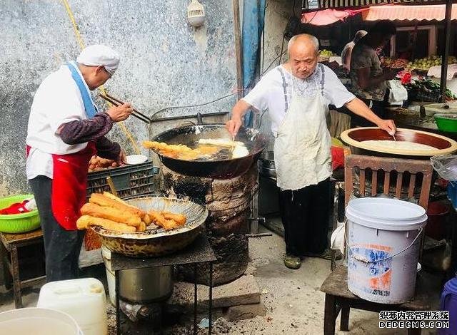 老大爷炸土豪油条三十多年,用料很丰富,食客:一根够了谢谢妈妈