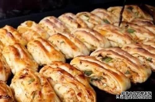 大爷做的“良心大饼”，2块钱一个从早忙到晚，顾客排队抢着买