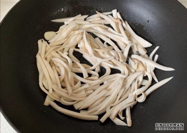 蚝油杏鲍菇,鲜嫩多汁,做法快手简单,好吃到停不下来