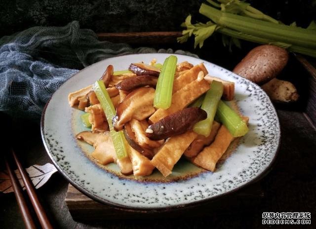 香菇芹菜炒豆干,低脂又营养,做法简单快手10分钟上桌