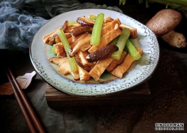 香菇芹菜炒豆干,低脂又营养,做法简单快手10分钟上桌