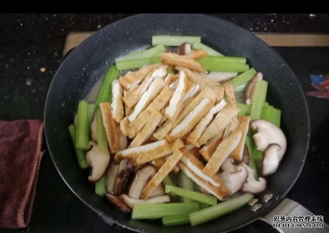 香菇芹菜炒豆干,低脂又营养,做法简单快手10分钟上桌
