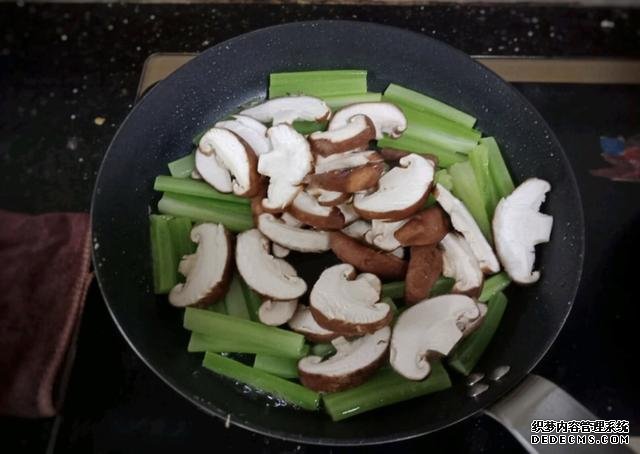 香菇芹菜炒豆干,低脂又营养,做法简单快手10分钟上桌