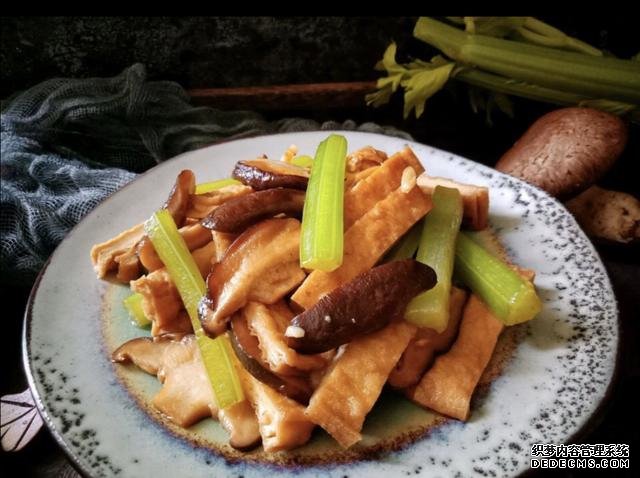 香菇芹菜炒豆干,低脂又营养,做法简单快手10分钟上桌
