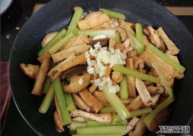 香菇芹菜炒豆干,低脂又营养,做法简单快手10分钟上桌