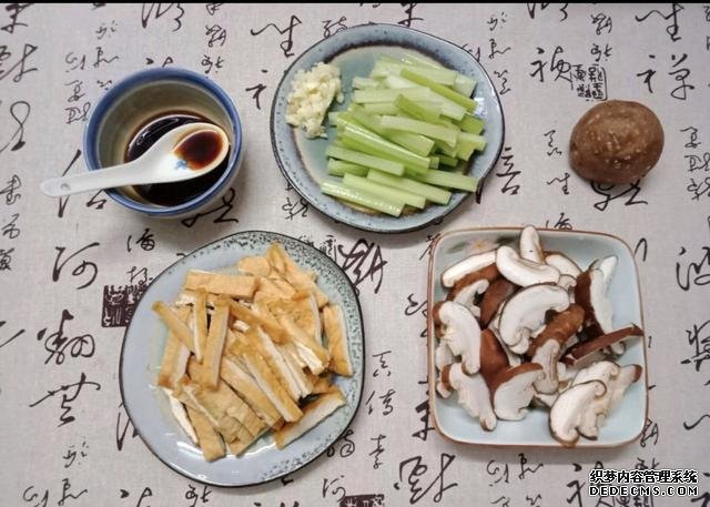 香菇芹菜炒豆干,低脂又营养,做法简单快手10分钟上桌