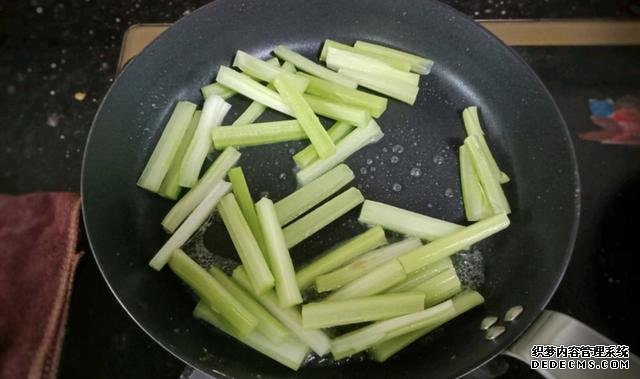香菇芹菜炒豆干,低脂又营养,做法简单快手10分钟上桌