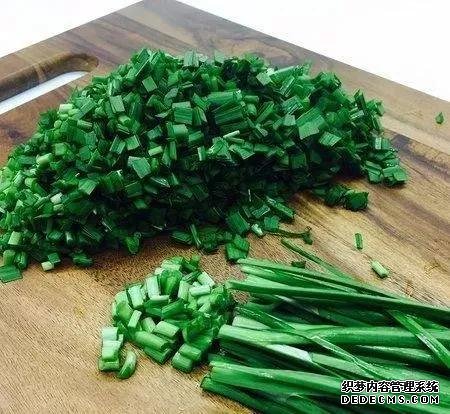 韭菜别再包饺子,教你一个新吃法,一口一个连挑食的老公都说过瘾