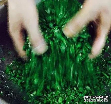 韭菜别再包饺子,教你一个新吃法,一口一个连挑食的老公都说过瘾