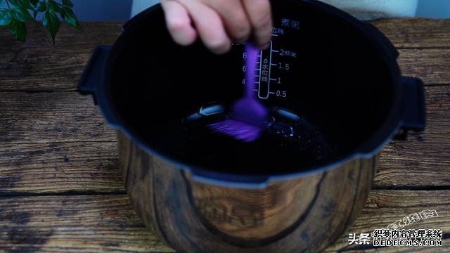 电压力锅也能做蛋糕,5个鸡蛋2两糖,蓬松又香甜,孩子吃着特高兴