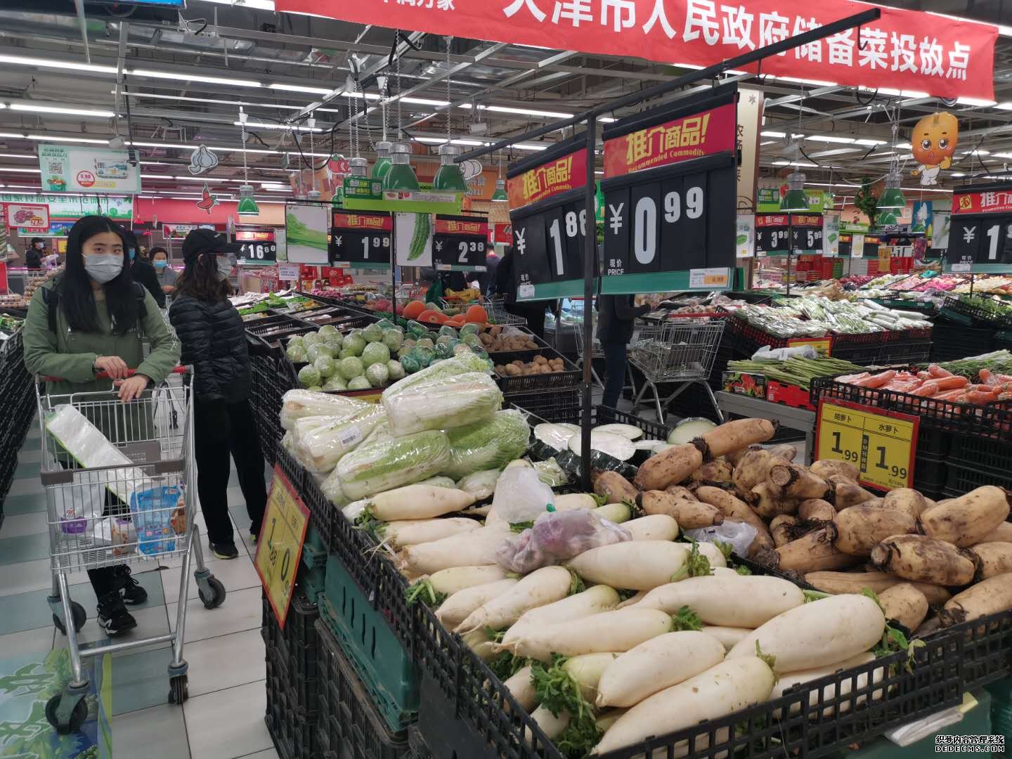 天津市民享受丰富餐桌美食