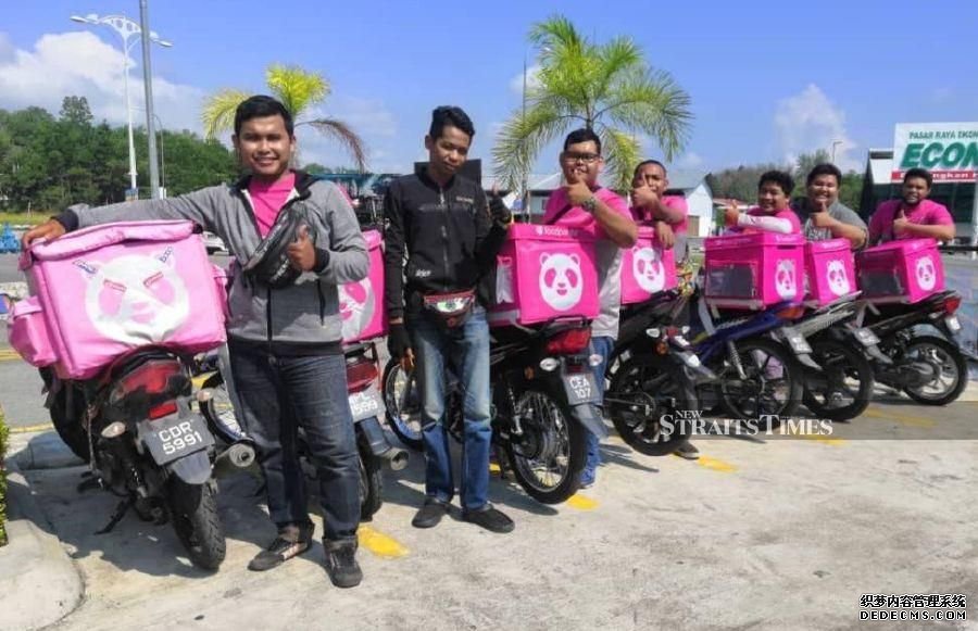 马来西亚快递小哥组团献爱心 为无家可归者送食