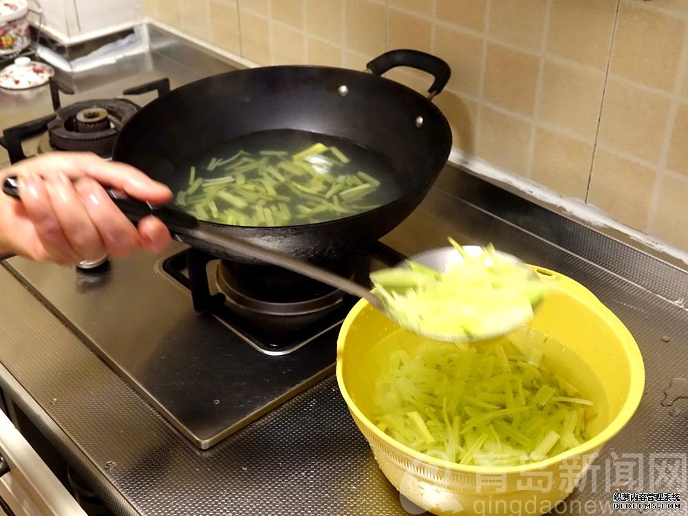 青岛味儿！毛蛤蜊拌马家沟芹菜 吃过忘不了的特