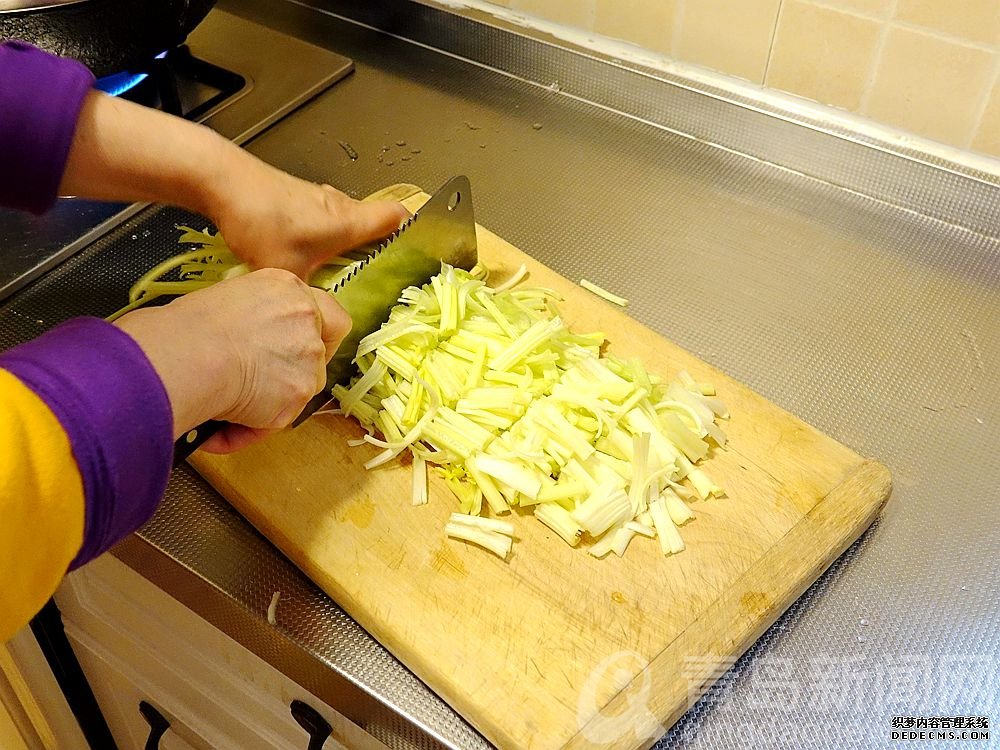 青岛味儿！毛蛤蜊拌马家沟芹菜 吃过忘不了的特