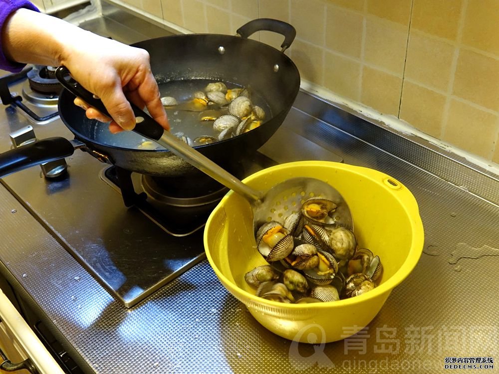 青岛味儿！毛蛤蜊拌马家沟芹菜 吃过忘不了的特