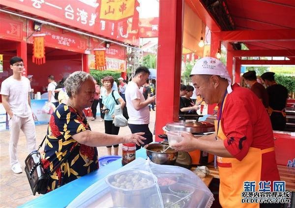 两岸特色庙会在厦门举行市民品尝台湾美食