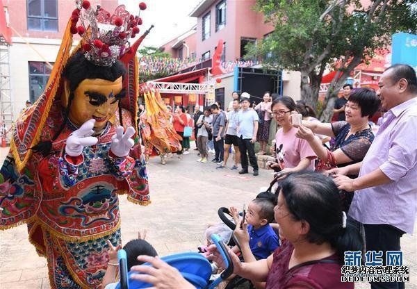 两岸特色庙会在厦门举行市民品尝台湾美食