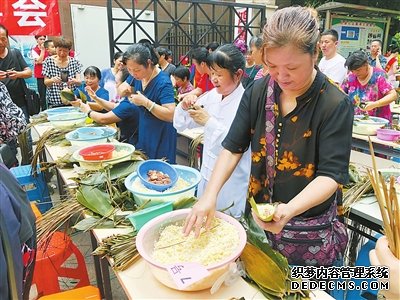 八小区居民包粽子赛美食