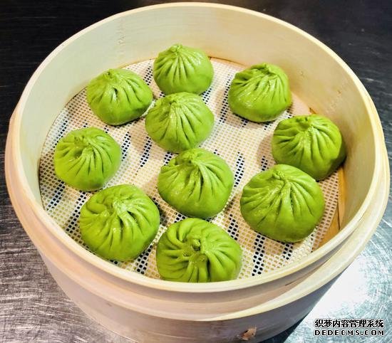 用时令蔬菜马兰头做成的绿色小笼包颇受食客欢迎。新华社记者 王婧媛 摄