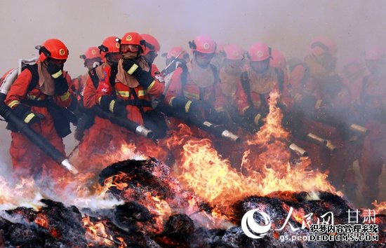 甘肃省森林消防总队开展灭火演练。（裴海博  摄）
