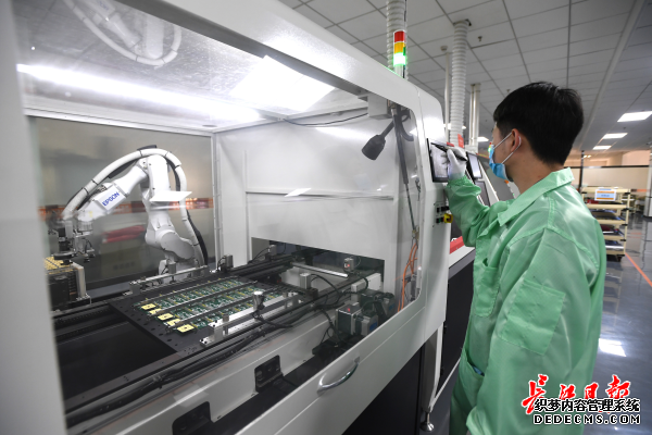 全国首条5G智能制造生产线已正常运转｜图集