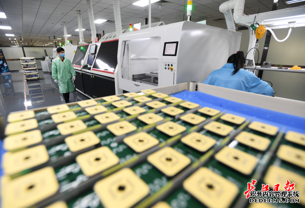全国首条5G智能制造生产线已正常运转｜图集