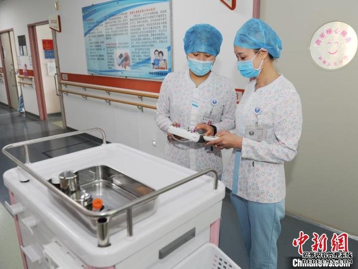 医护人员正在对设备进行调试 刘栋 摄