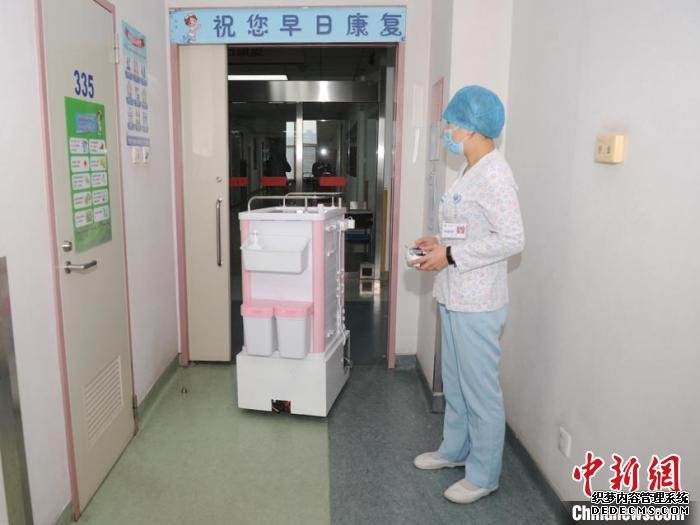 医护人员正在遥控“智能护士助手” 刘栋 摄