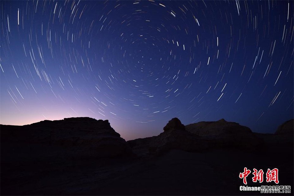 新疆罗布泊雅丹地貌雨后现璀璨星河