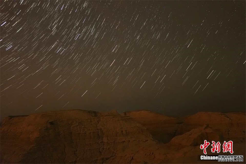 新疆罗布泊雅丹地貌雨后现璀璨星河