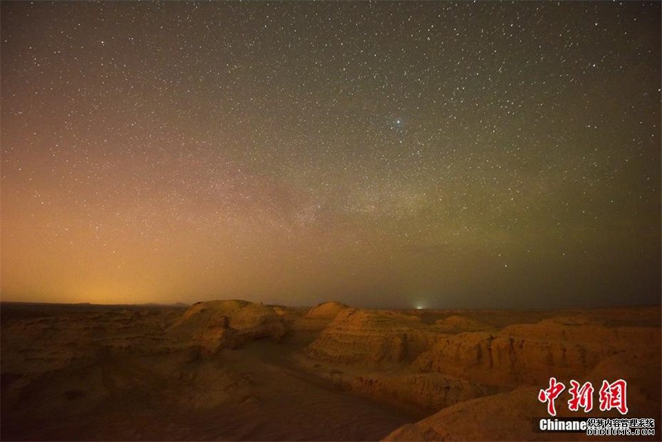 新疆罗布泊雅丹地貌雨后现璀璨星河