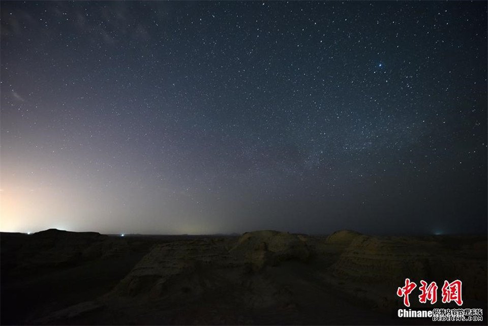 新疆罗布泊雅丹地貌雨后现璀璨星河