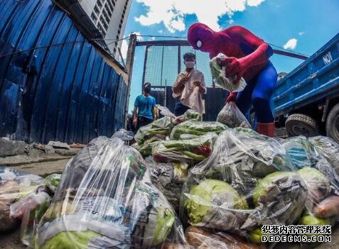 “好邻居蜘蛛侠”现身菲律宾街头 分发食物助力抗击疫情