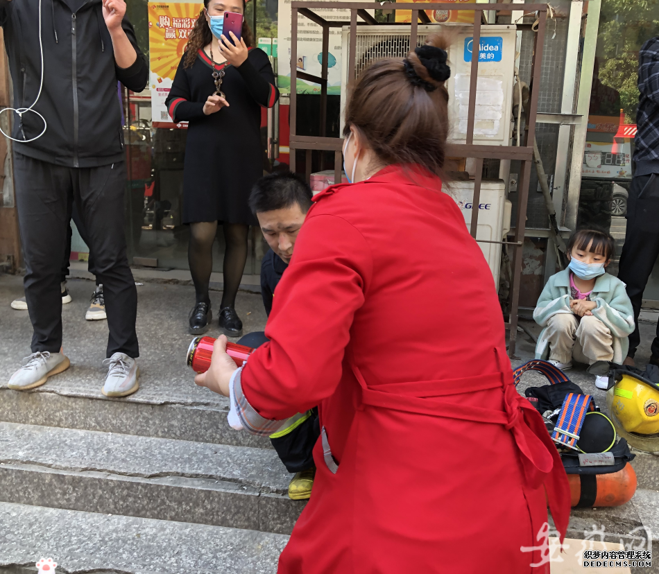 合肥宝业窗帘家纺广场大火续：多位市民自发买食物送给消防员