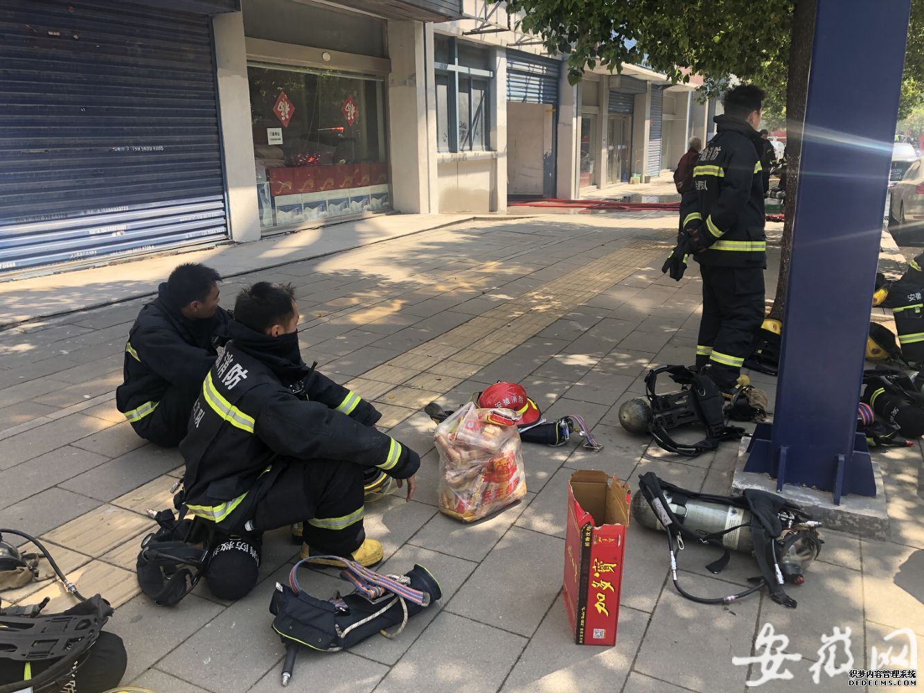 合肥宝业窗帘家纺广场大火续：多位市民自发买食物送给消防员