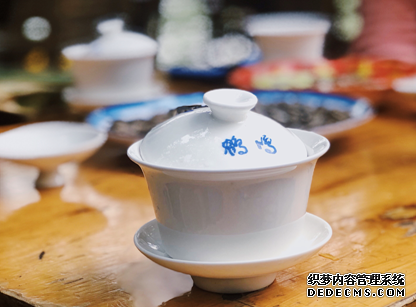 “五一”耍成都，到鹤鸣茶社喝一杯茶，在老字号品一份美食