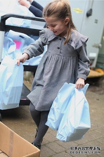 英国5岁小公主助力抗疫：为隔离的民众打包递送食物