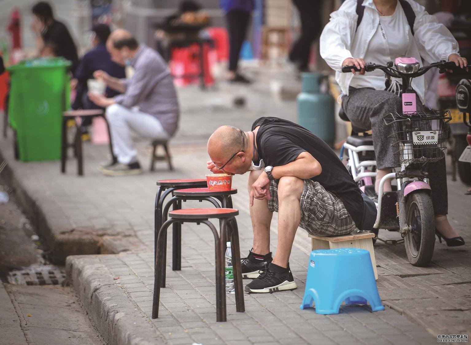 五一期间市民走上街头品尝美食 熟悉的武汉味道慢慢回来了