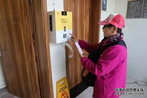 廊坊主城区公厕加装“智能取纸机”