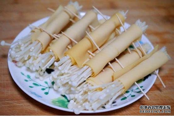 金针菇豆皮卷,可以减脂还很好吃,非常的香嫩