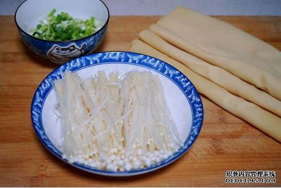 金针菇豆皮卷,可以减脂还很好吃,非常的香嫩