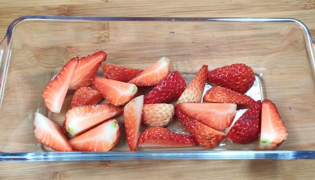 家里有草莓的一定要试一试，草莓牛奶冻，做法简单，全家人都爱吃