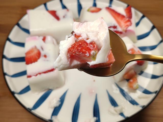 家里有草莓的一定要试一试，草莓牛奶冻，做法简单，全家人都爱吃