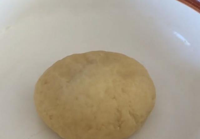 懒人红豆酥,不用烤箱,不用炸,更不用一个一个揉,口感酥脆香甜