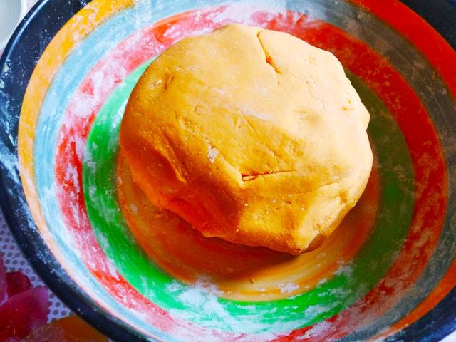 「南瓜豆沙馅空心麻团」的做法+配方，色泽漂亮，口感甜糯