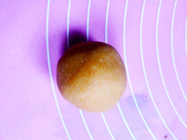 「南瓜豆沙馅空心麻团」的做法+配方，色泽漂亮，口感甜糯